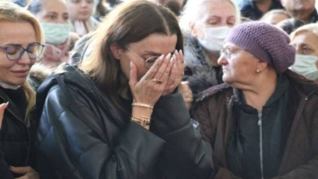 Trafik kazasında babasını kaybetmişti... Özge Ulusoy'un son hali hayranlarını korkuttu! Zayıflıktan kemikleri sayılıyor 1